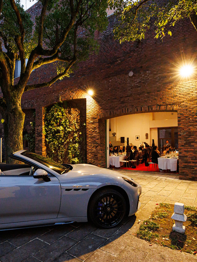 外から会場を臨む